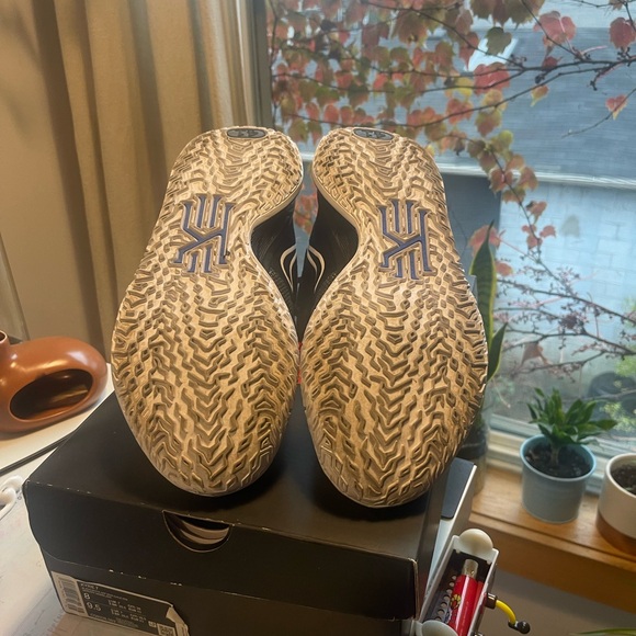 Kyrie Irving Shoes - Picture 4 of 4